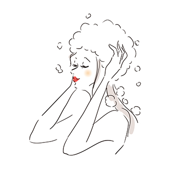 濡らした髪にシャンプーを適量塗布し、髪全体を丁寧に洗い、しっかり流します。